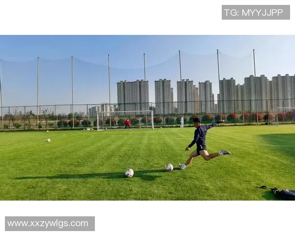 足球明星与孩子们的温馨瞬间展现了爱的传承与梦想的启航